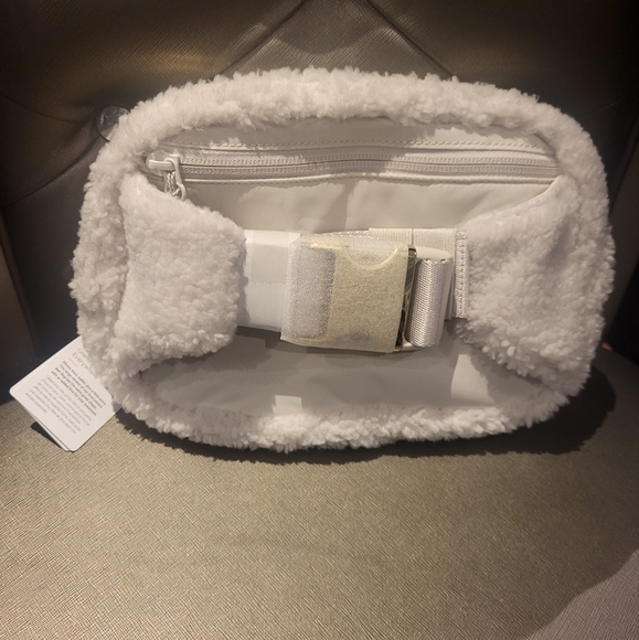Everywhere Belt Bag Large 2L Fleece - Picture 4 of 10